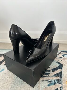 CHANEL Black Pointed-Toe Leather Pumps with Block Heel